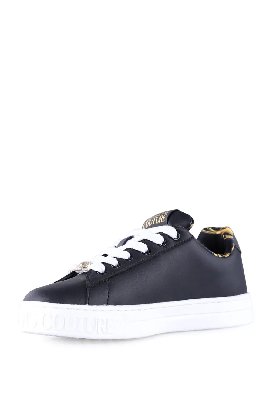 Zapatillas negras con suela blanca y logo dorado