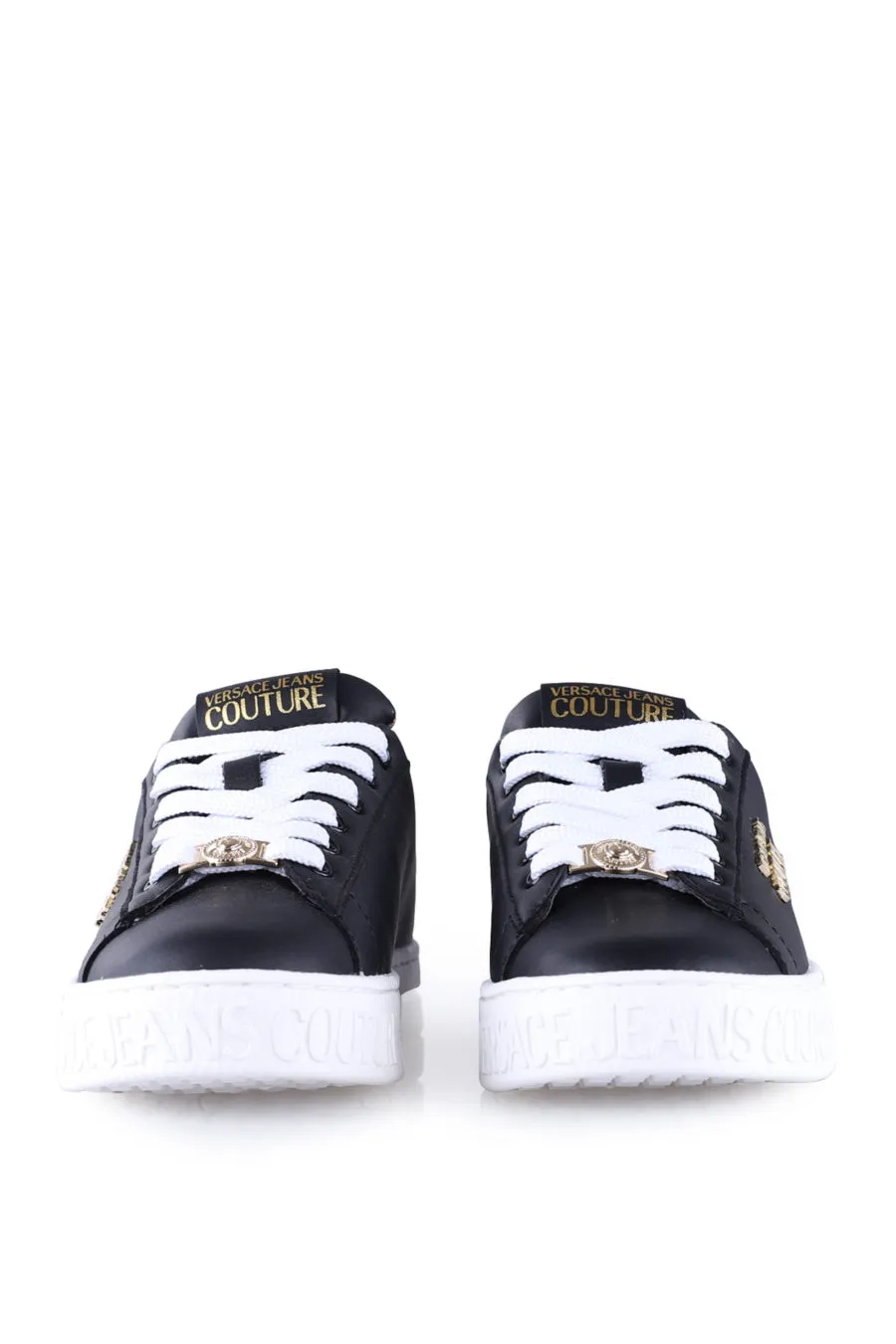 Zapatillas negras con suela blanca y logo dorado